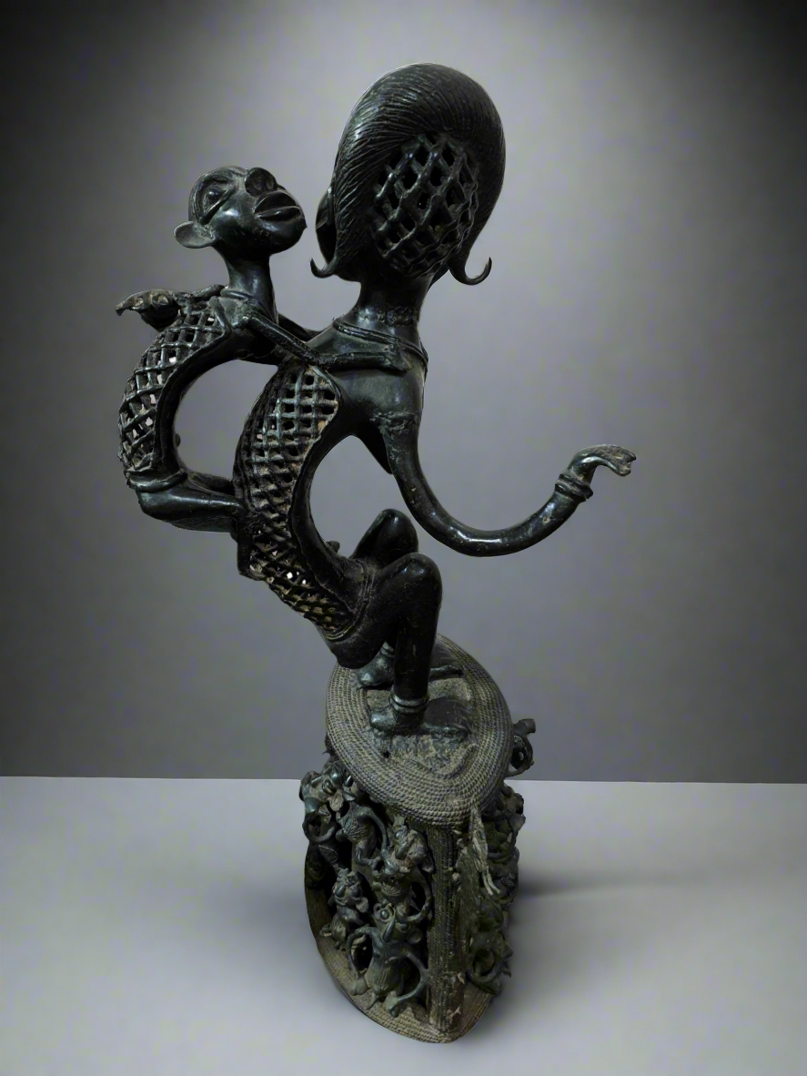 Maternite Tikar en Bronze, Cameroun