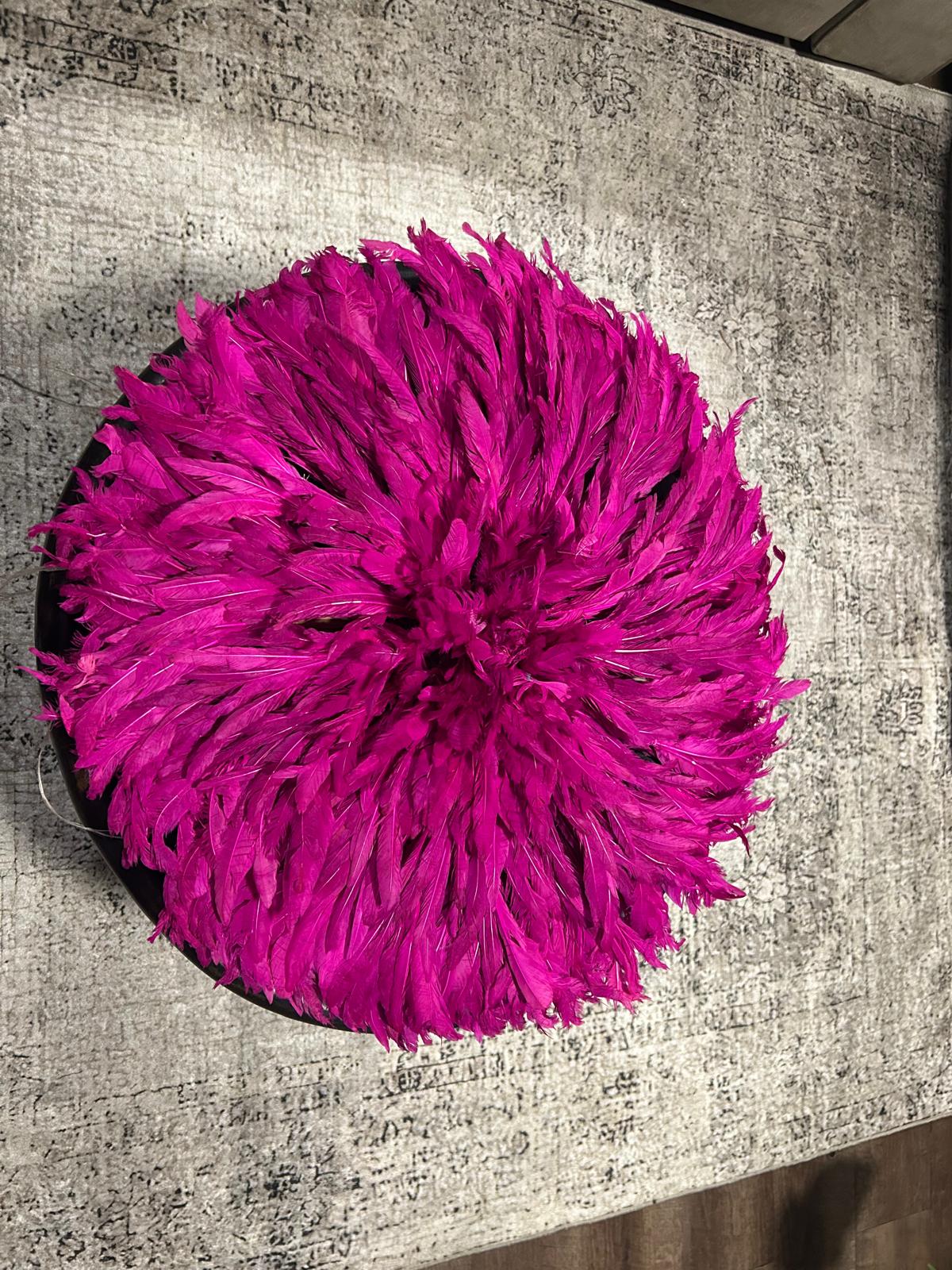 Juju Hat Cameroun – Rose vibrant | Plume africaine murale diamètre 58cm