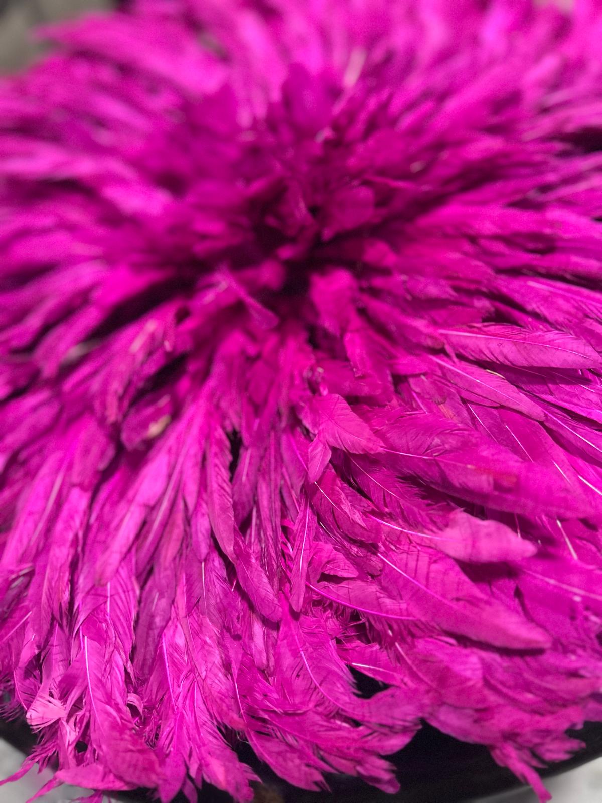 Juju Hat Cameroun – Rose vibrant | Plume africaine murale diamètre 58cm
